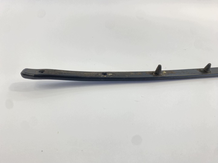 JOINT D'ÉTANCHÉITÉ GARDE-BOUE PARE-CHOCS DROITE MERCEDES W124 1248851085 ENDOMMAGÉE