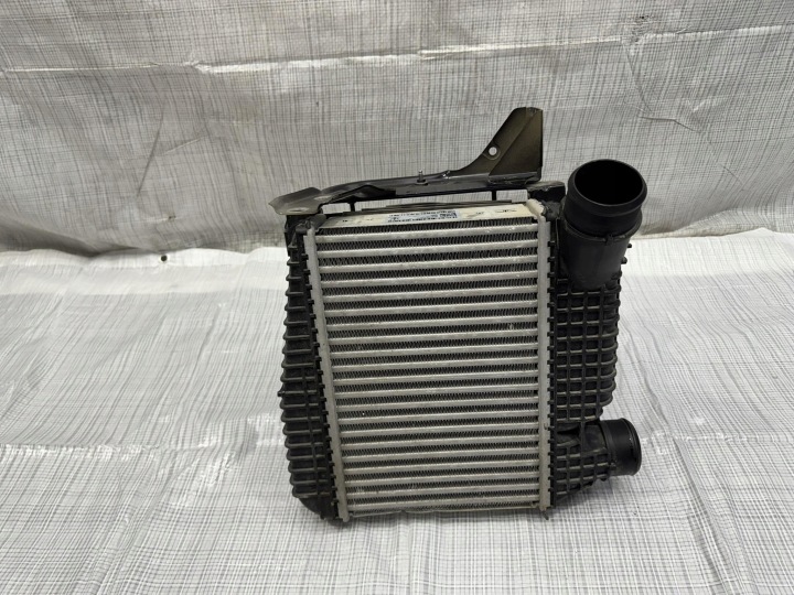 ÉCHANGEUR AIR-AIR RADIATEUR GAUCHE MASERATI GRANTURISMO M189 6701765410