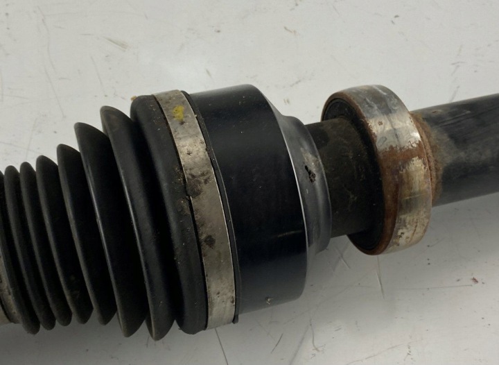 VOLVO ARBRE DE TRANSMISSION AVANT DROIT P31216448