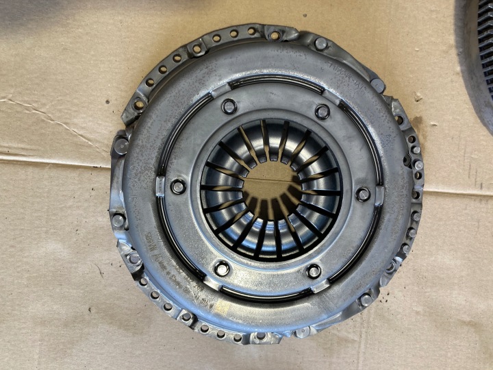 EMBRAYAGE JEU BI-MASSE VW AUDI 2,0 TSI 06K105266H