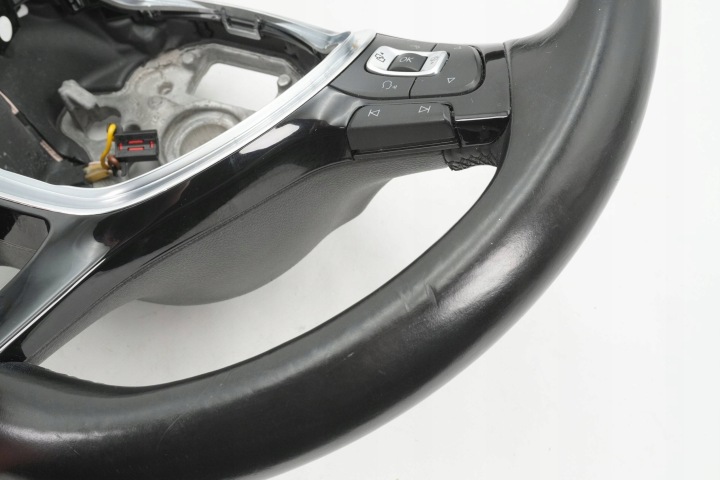 VOLANT MULTIFONCTIONNELLE CUIR VW PASSAT B8 5G0419091AA