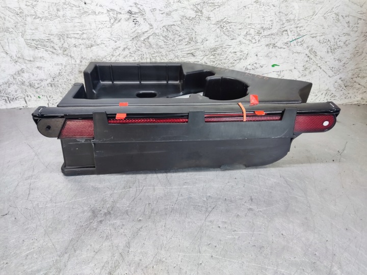 MERCEDES A CLASSE W176 INSERT COUVERCLES DE COFFRE OREILLE TRIANGLE A2468900188