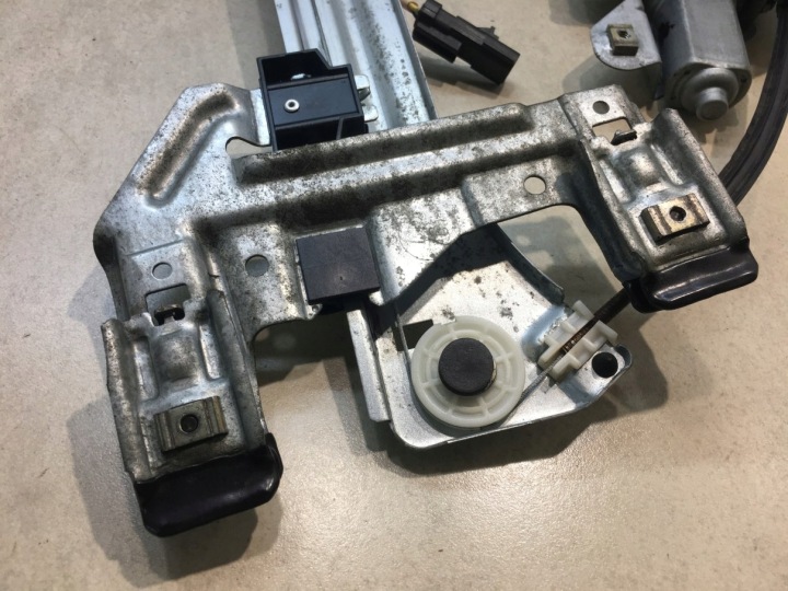 ÉLÉVATEUR VITRES GAUCHE AVANT PT CRUISER 04724557AE