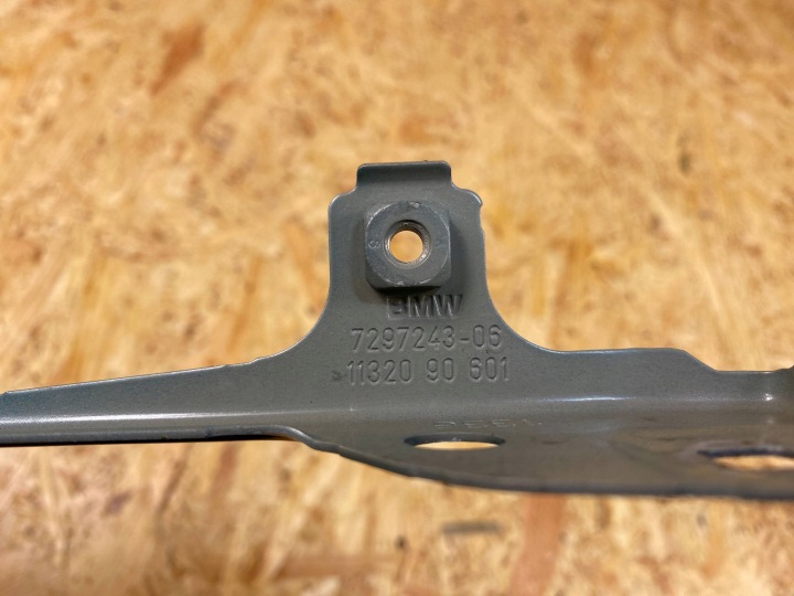 SUPPORT POIGNÉE FIXATION GARDE-BOUE AVANT GAUCHE MINI F55 7297243