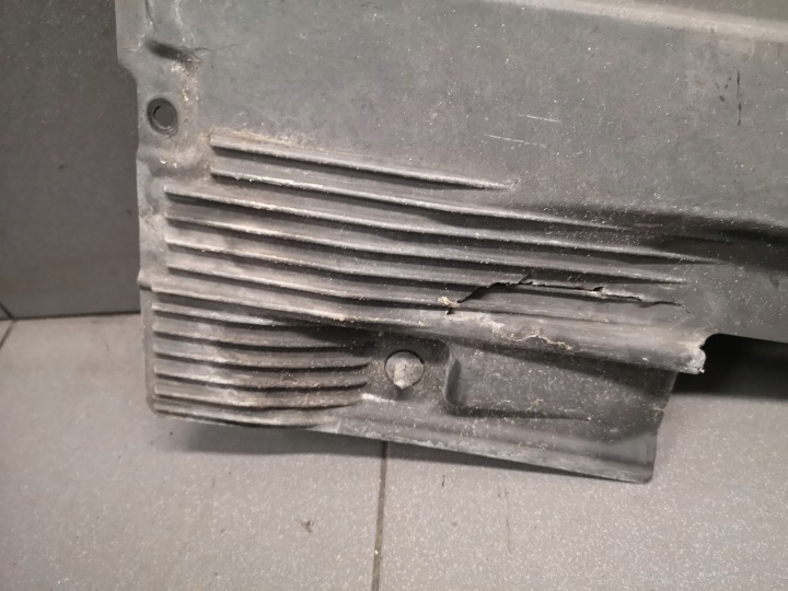 PROTECTION CHÂSSIS GAUCHE AUDI A6 C6 4F0825215C
