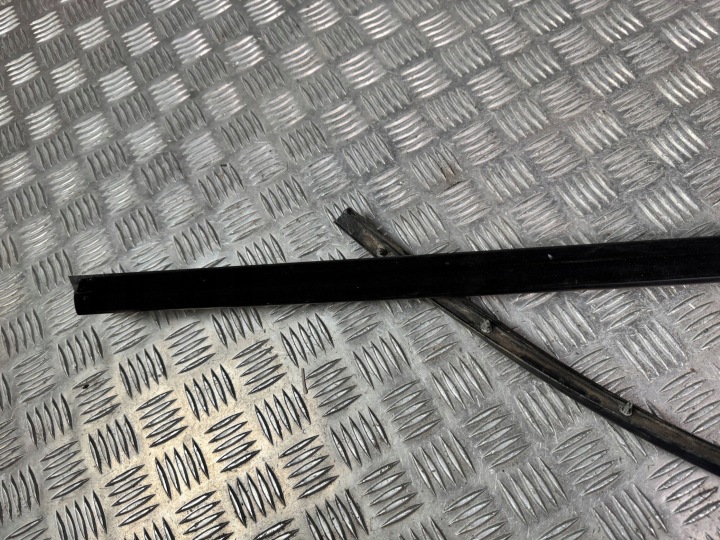 JOINT D'ÉTANCHÉITÉ VITRES COUPÉ AVANT CÔTÉ DROITE MASERATI GRANCABRIO M145 80091200