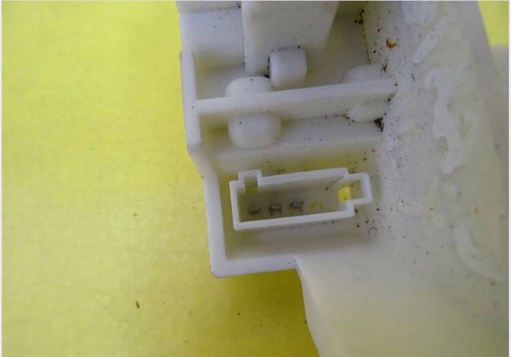 DOUILLE D'AMPOULE GAUCHE ARRIÈRE DANS COUVERCLE DE COFFRE OPEL ASTRA IV J 09-12 NR125
