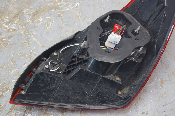 MG6 LIFT PHARE GAUCHE ARRIÈRE (S2695)