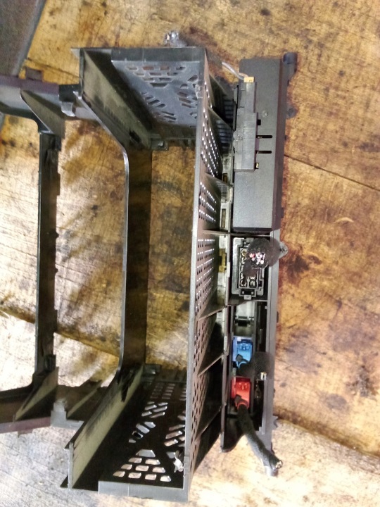 CHÂSSIS CENTRALE K AVEC PANNEAU I ÉTRIER DE FIXATION SUR GODETS 8D0862534A 8D0858005M