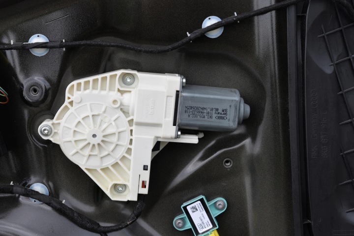 AUDI A4 S4 B8 PORTES AVANT DROIT LY9B 8K0831052J