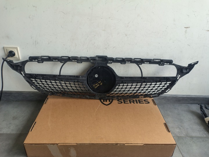GRILLE MERCEDES C CLASSE 205 AMG TRÈS EN BON ÉTAT A2058800307