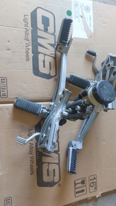 KAWASAKI GPZ 900 R 750 R 84-93 PODNOZKI SETY DROIT GAUCHE