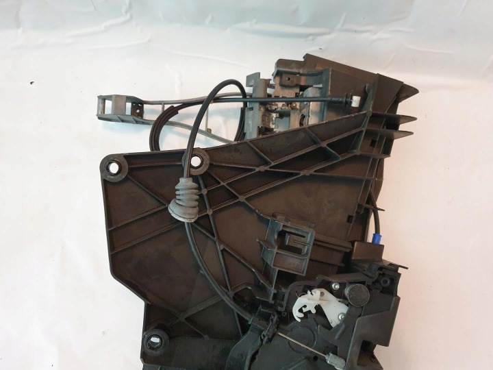 SERRURE DE PORTE DROIT AVANT VOLVO V50 S40 C30 08679982