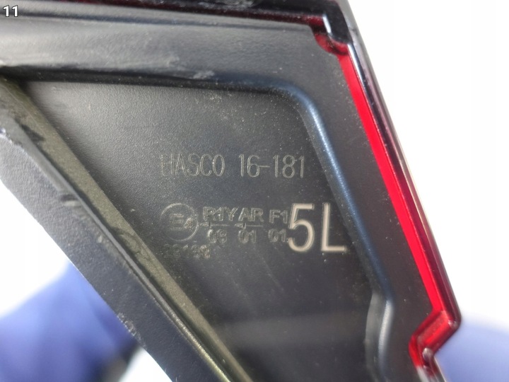 TOYOTA COROLLA CROSS XG10 22- PHARE LED GAUCHE DANS COUVERCLE DE COFFRE ARRIÈRE EUROPE