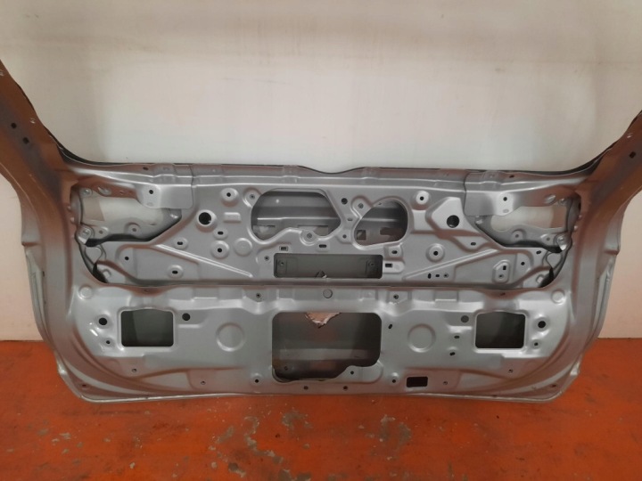 TOYOTA RAV 4 V 19- COUVERCLES DE COFFRE COUVERCLES DE COFFRE ARRIÈRE ARRIÈRE