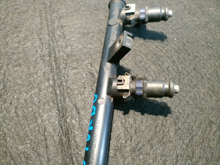 LAGUNA II ESPACE IV GAUCHE 2,0 TURBO 8200053030 MOULURE INJECTION INJECTEURS