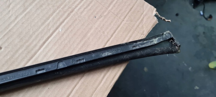 Q5 8R MOULURE PARE-BRISE DROITE DROIT AVANT 8R0854328A