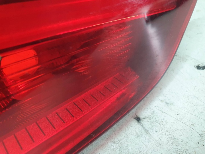 BMW X1 F48 GAUCHE PHARE ARRIÈRE ARRIÈRE DANS COUVERCLE DE COFFRE