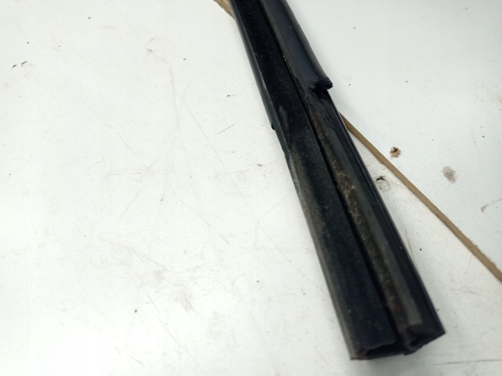 JOINT D'ÉTANCHÉITÉ PORTES GAUCHE AVANT VW GOLF IV 1J3837431A