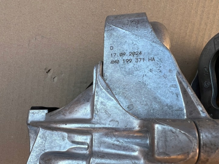 AUDI Q7 Q8 4M TFSI COUSSIN MOTEUR DROITE OU GAUCHE 4M0199371HA 4M0199372HA