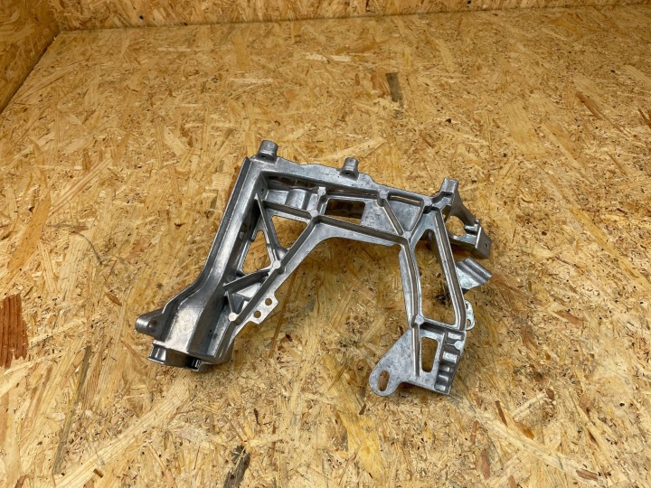FIXATION SUPPORT OCULAIRE PHARES AVANT DROIT MERCEDES W205 A2056221700