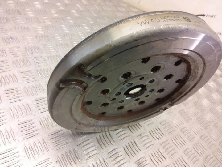 VOLANT D'INERTIE SEAT LEON (5F1) 04E105266AA 31013612 1.4L 2021