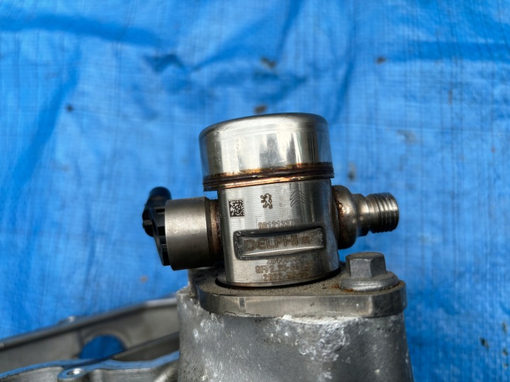 PEUGET 208 II COUVERCLE DE SOUPAPES AVEC POMPE CARBURANTS 1.2 THP HN05