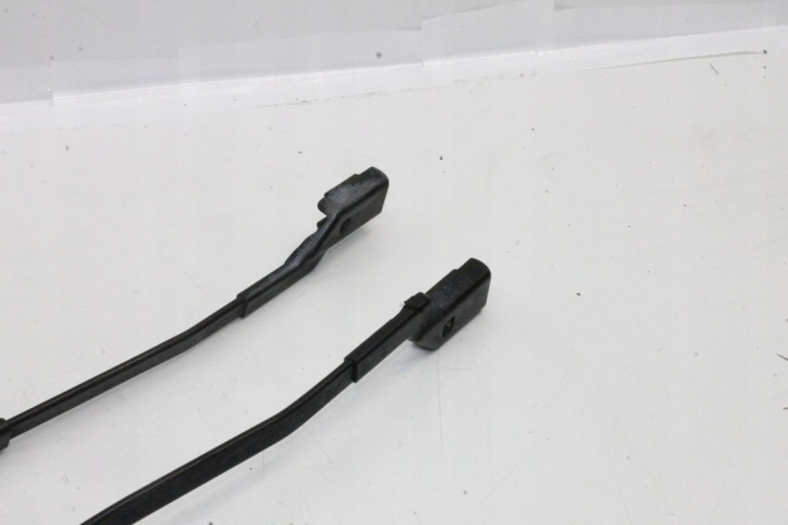 ESSUIE-GLACES AVANT PEUGEOT RCZ YM24005580 2.0L DIESEL 120KW 2011