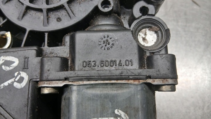 PETIT MOTEUR VITRES DROIT AVANT AUDI A3 8L A4 B5 119024-113