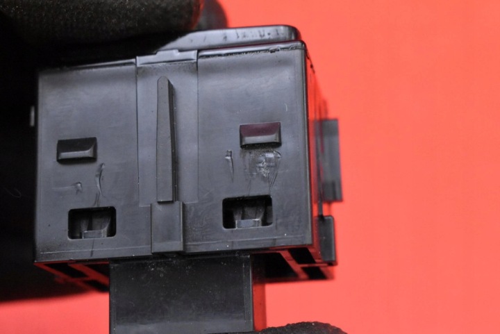 BOUTON SERRURE CENTRAL DROIT AVANT GX73-14017-FC JAGUAR XE X760 14-19