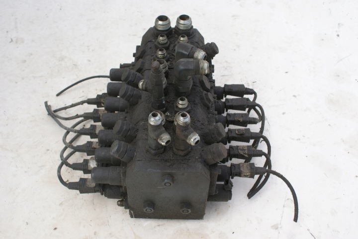 DISTRIBUTEUR HYDRAULIQUE 7 SECTIONNEL STEROWANY CEWKAMI 54928 HYDRO CONTROL