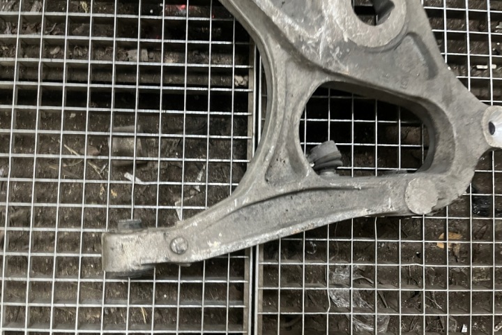 BRAS DE SUSPENSION ARRIÈRE GAUCHE MERCEDES-BENZ GL (X166) A1663500906 4.7L GASOLINE 270KW
