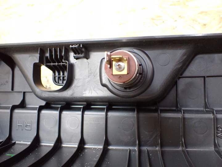 FIXATION ÉTAGÈRES COUVERCLES DE COFFRE DROIT HYUNDAI I30 III EUROPE 85920-G4100