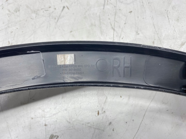 REVÊTEMENT MOULURE GARDE-BOUE DROITE AVANT AVANT OPEL MOKKA X 2012-2016