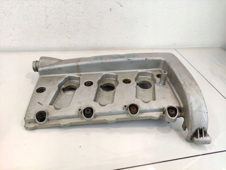 AUDI A6 C5 3.0 COUVERCLE DE SOUPAPES 06C103472