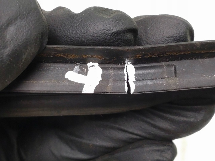 FORD FOCUS MK3 MOULURE GAUCHE PARE-BRISE BM51-A03195