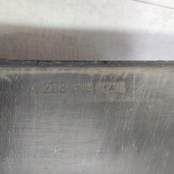 PROTECTION PLAQUE ÉCRAN CHÂSSIS DROITE MERCEDES C-KLASA W203 A2036190238