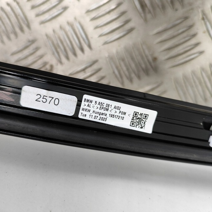 BMW I4 2023 GAUCHE CÔTÉ MOULURE TOITS