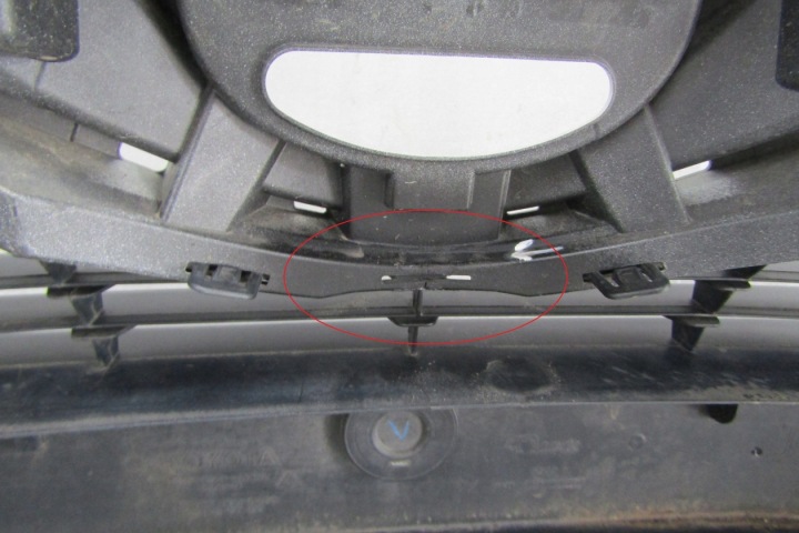 PARE-CHOCS AVANT AVANT TOYOTA YARIS 3 III LIFT 14-17 PLANCHER