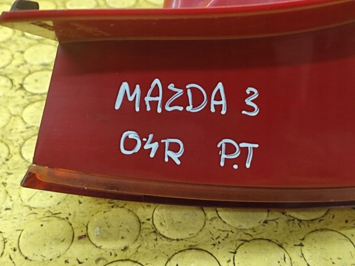 MAZDA 3 PHARE DROIT ARRIÈRE