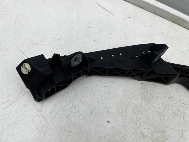 GLISSIÈRE PARE-CHOCS AVANT DROIT PORSCHE MACAN 95B807890