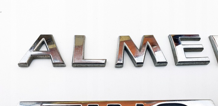 NISSAN ALMERA SE TINO EMBLEMA INSIGNIA - ORIGINAL! 