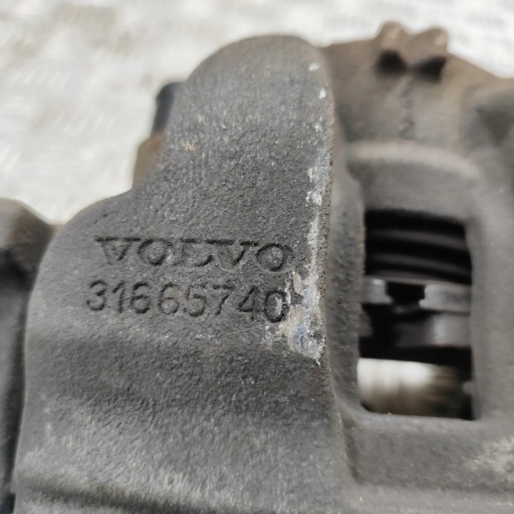 VOLVO XC60 II 2022 B4 MILD-HYBRID ÉTRIER DE FREIN DE FREIN GAUCHE AVANT 345MM
