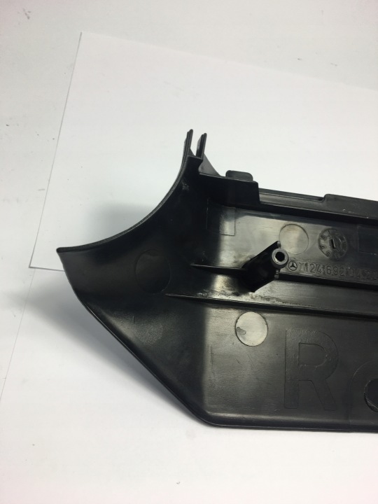 PROTECTION INFÉRIEURE CALANDRE MONTANTS B DROITE NOIRE MERCEDES W124 1246920422