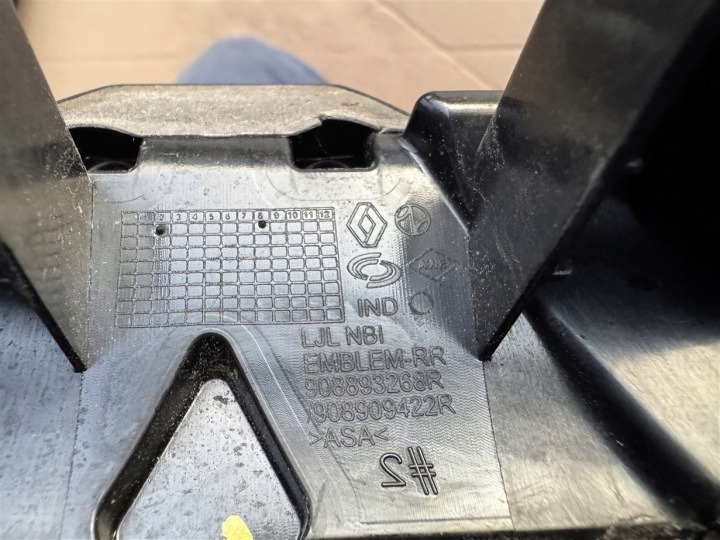 INSIGNE EMBLÈME COUVERCLES DE COFFRE ARRIÈRE COUVERCLES DE COFFRE 908909422R RENAULT ARKANA LIFT 24-25R