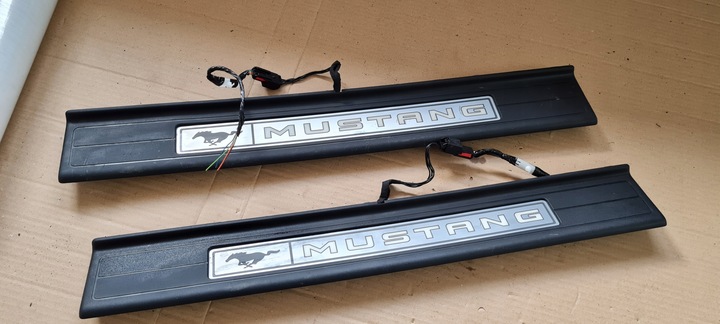 MUSTANG VI RESTYLING GT BRIDA MOLDURAS BRIDAS PARA UMBRALES IZQUIERDA DERECHA DIODO LUMINOSO LED 