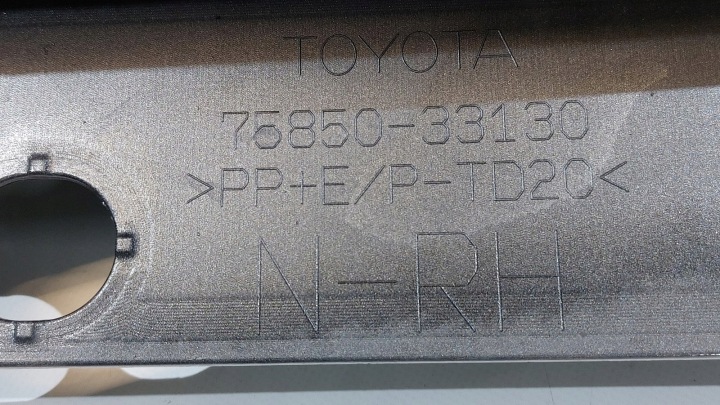 MOULURE SEUIL DROITE TOYOTA CAMRY XV70 17- 75850-33130