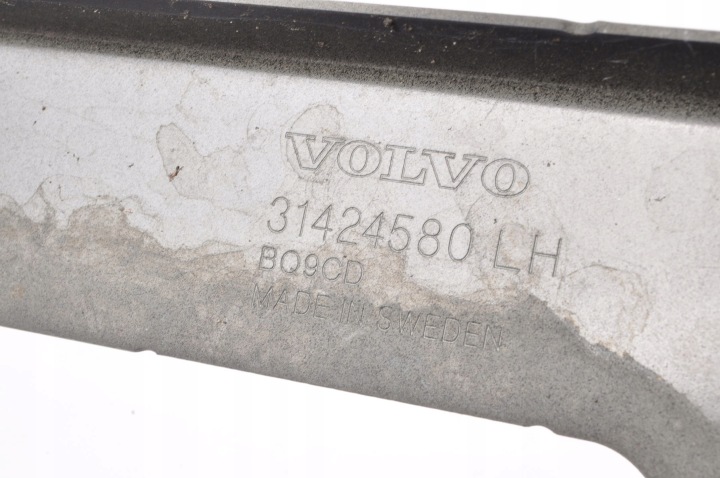 VOLVO XC60 II FIXATION GARDE-BOUE 31424580 GAUCHE