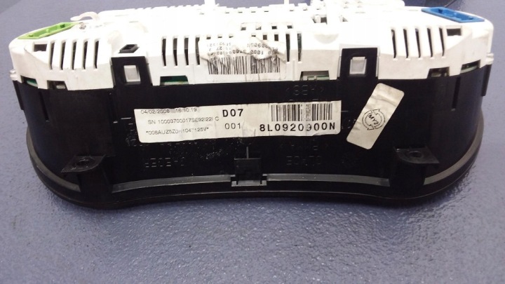 AUDI A3 8L1.8B COMPTEUR TABLEAU DE BORD MOITIÉ FIS EUROPE 8L0920900N