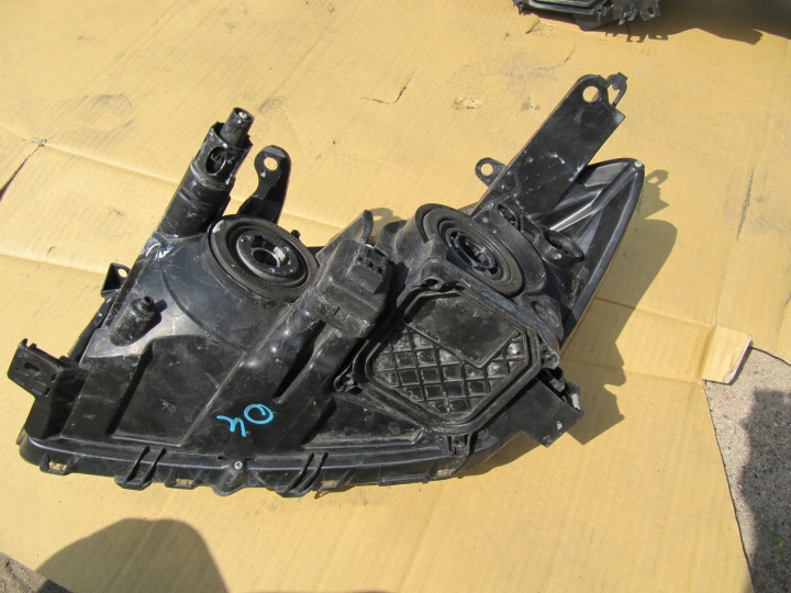 TOYOTA RAV4 III LIFT 09-10 PHARE DROITE AVANT AVANT PROJECTEUR EUROPE OK